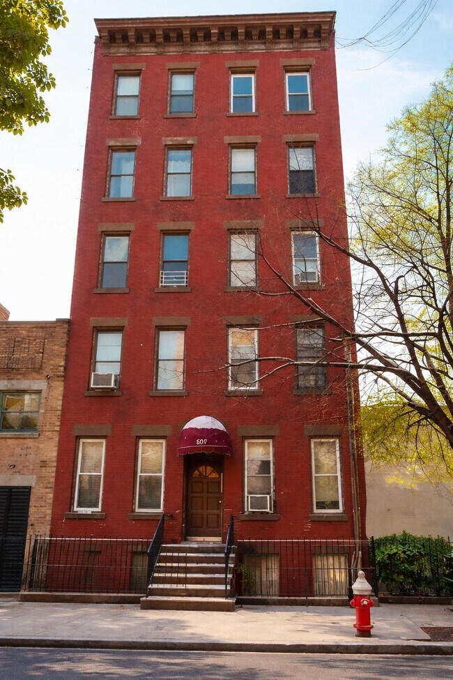 Building Photo - 207 15th St