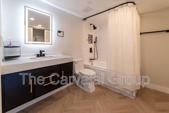 Building Photo - 400 E Colonial Dr