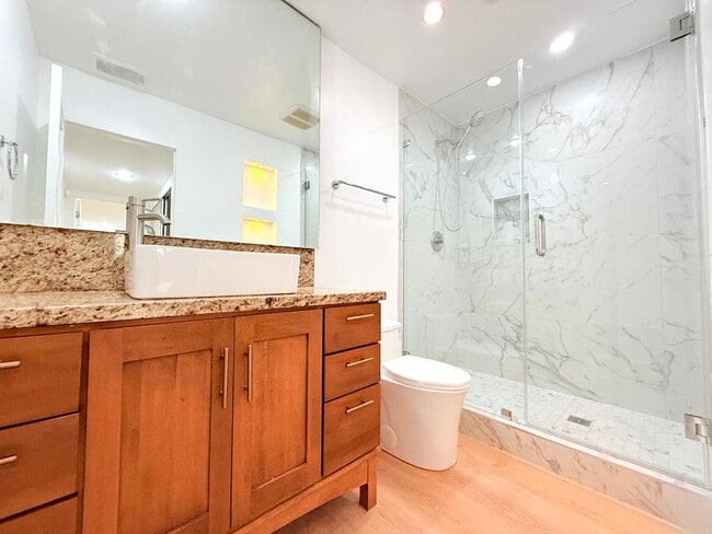 Building Photo - ***MOVE-IN SPECIAL 2 WEEKS FREE RENT***Beautiful Renovated Spacious Courtyard One Bedroom with pa...