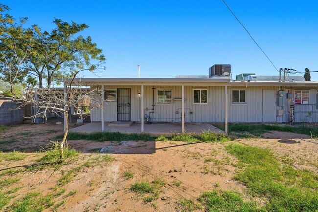 Building Photo - Beautifully Remodeled Home in a Central Tucson Location!