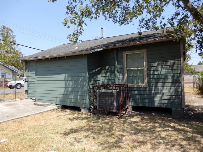 Building Photo - 7102 Longview St