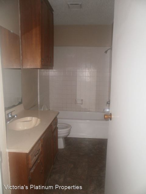 Building Photo - 805 E Hiller St