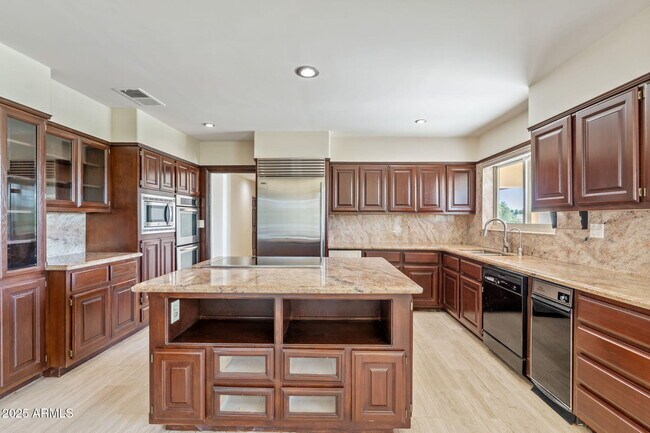 Building Photo - 5310 E Camelback Rd