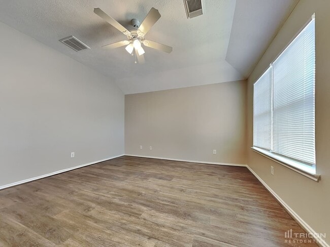 Building Photo - 33107 Cottonwood Bend