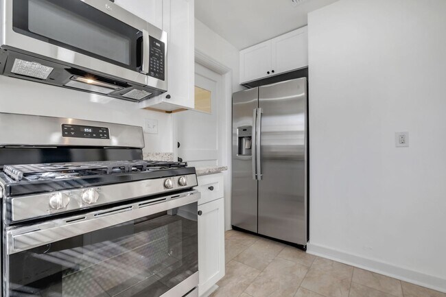 Building Photo - Renovated Midtown Apartment