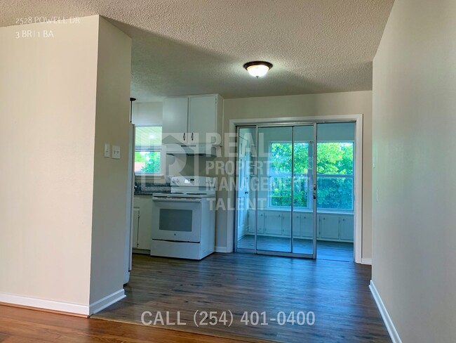 Building Photo - 2528 Powell Dr