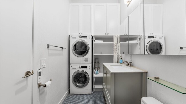 Building Photo - Beautiful 2Br/2Ba Townhome In Little Italy With Views Of The Bay! 3D Tour Link in Description Below!