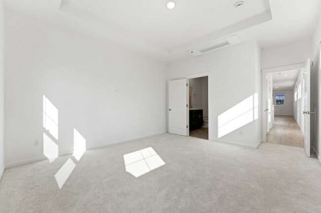 Building Photo - Modern Retreat in Reed’s Crossing