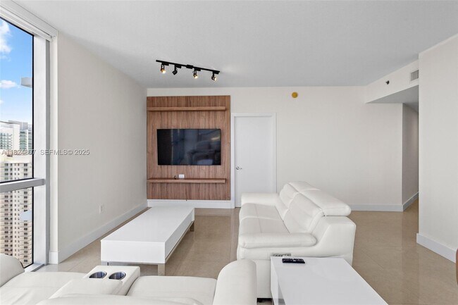 Building Photo - 1060 Brickell Ave