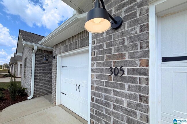 Building Photo - 305 Susan Lynn Dr