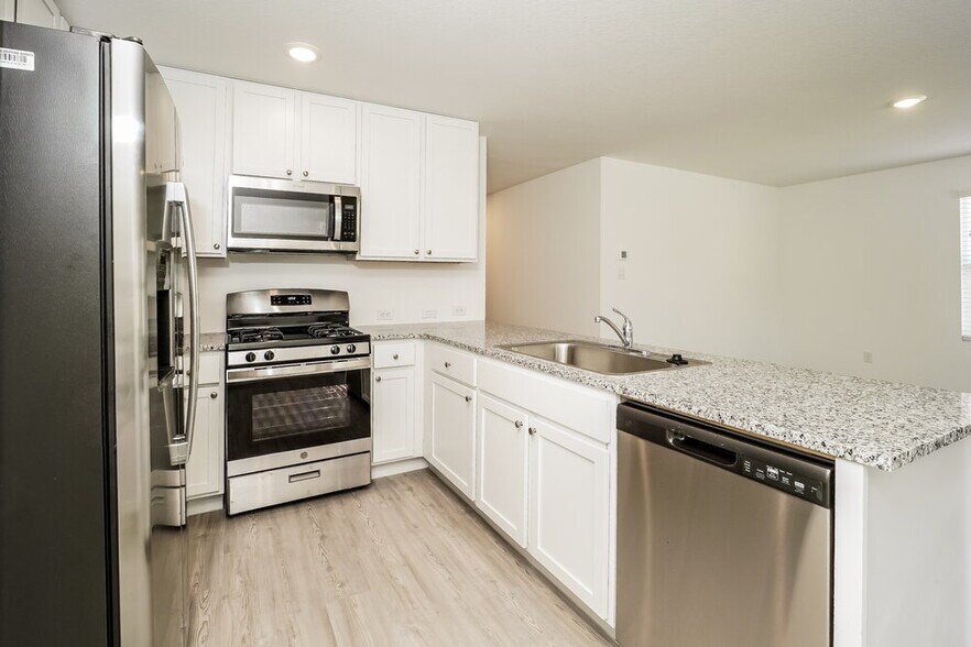 Building Photo - 13937 Reservoir Dr