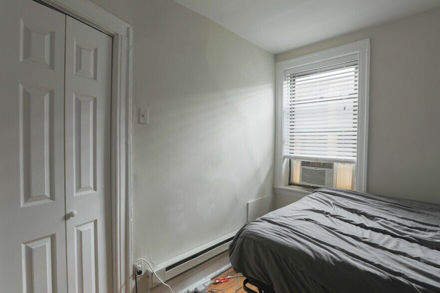 Building Photo - 839 W Newport Ave