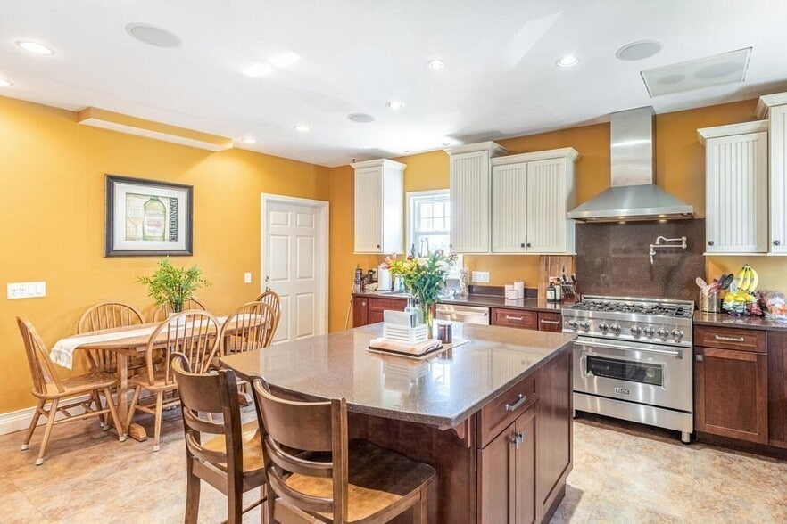 Building Photo - 39 Melvin St