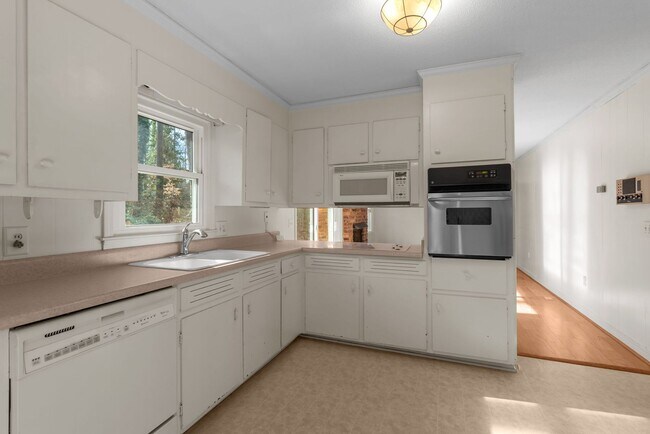 Building Photo - Charming 3-bedroom, 2-bath traditional home situated less than two miles from Clemson University!