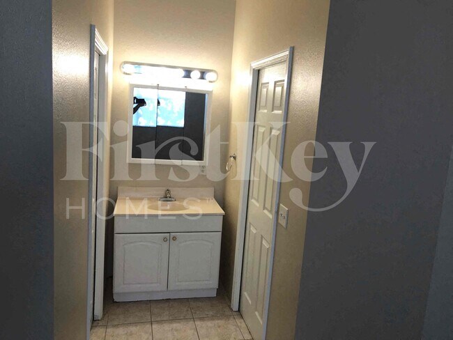 Building Photo - 1036 SE 11th St