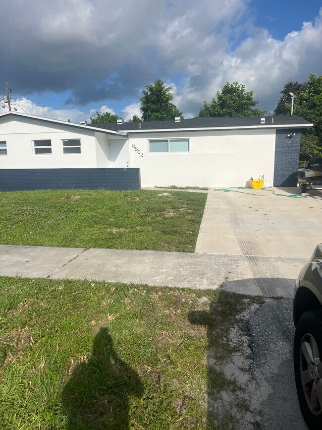 Primary Photo - 5662 Parke Ave