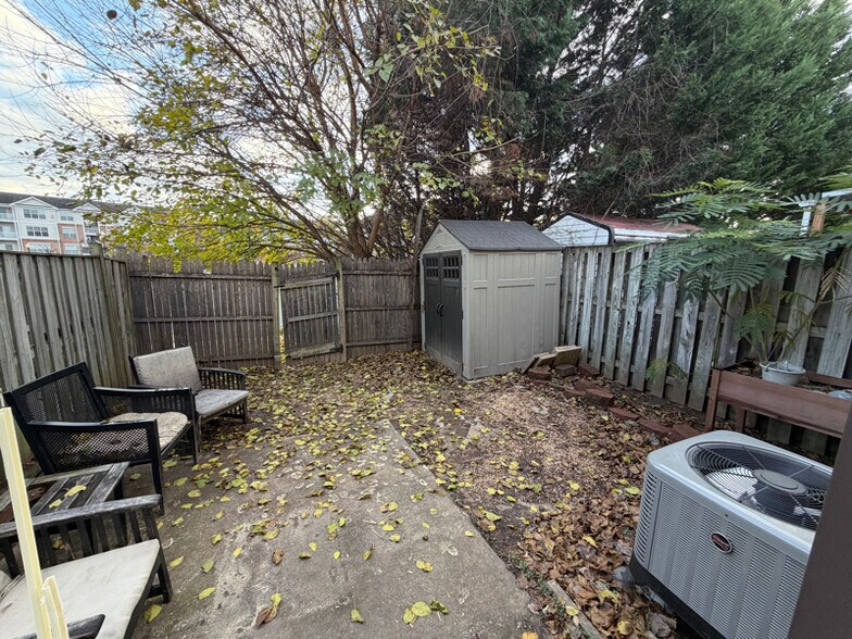 Building Photo - 10813 Daisy Ct