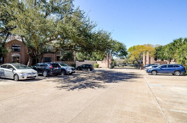 Building Photo - 2255 Braeswood Park Dr