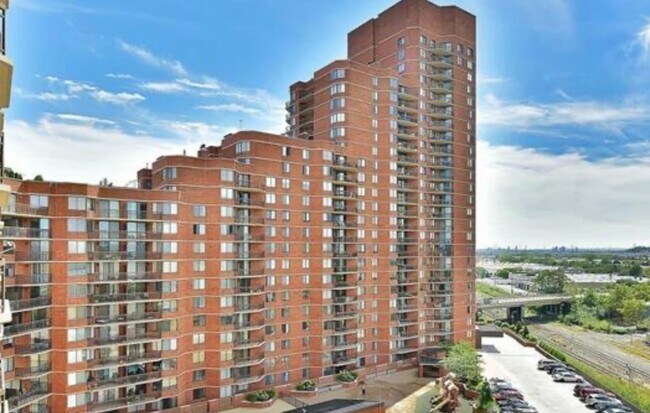 Building Photo - 133 Harmon Cove Tower