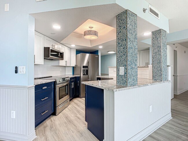Building Photo - Stunning Penthouse Rental with Intracoasta...