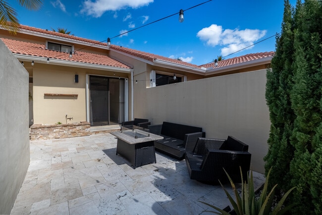 Building Photo - 216 Old Meadow Way