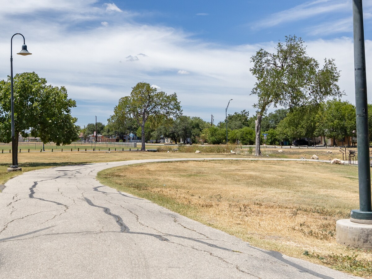 Building Photo - 1826 W French Pl