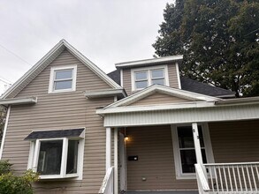 Building Photo - Stunning 5 Bedroom Home