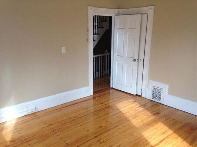 Building Photo - HOLY SMOKES!!  8 BED/3.5 BATH TOWNHOUSE IN ALLSTON