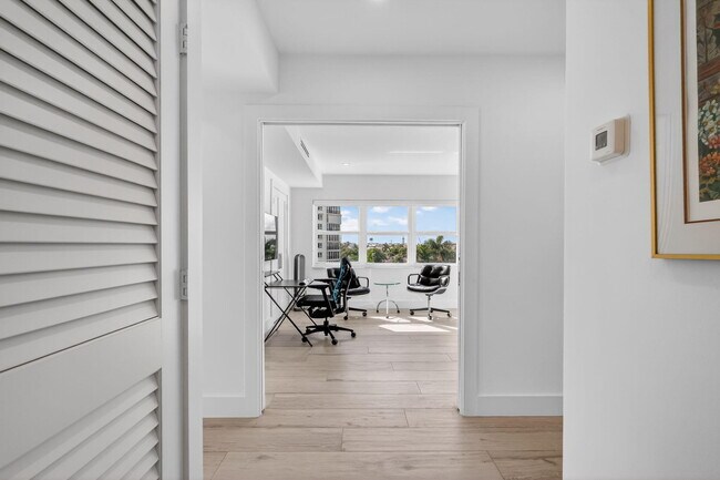 Building Photo - 1000 Lowry St