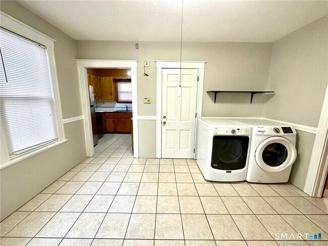 Building Photo - 492 Stanley St