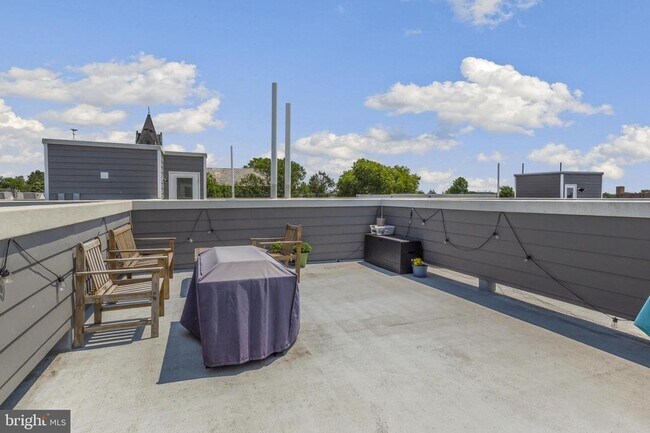 Building Photo - 381 Martin St