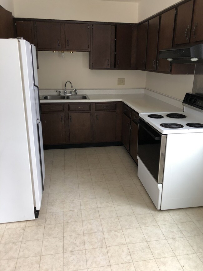 Building Photo - 3704 Parkway Blvd TR