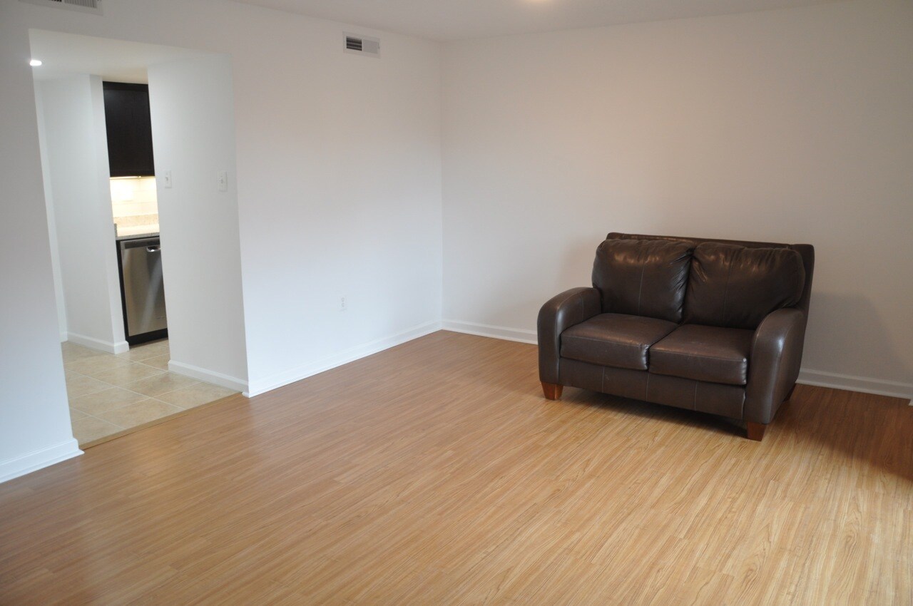 Building Photo - 1300 Army Navy Dr