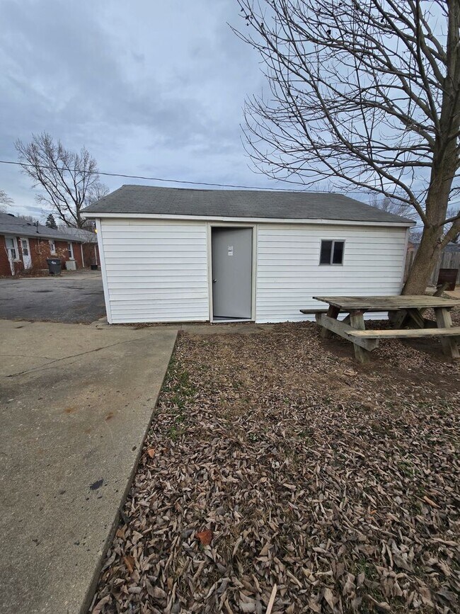 Building Photo - Three Bedroom Home Located in Warren Township near 10th and Franklin Rd