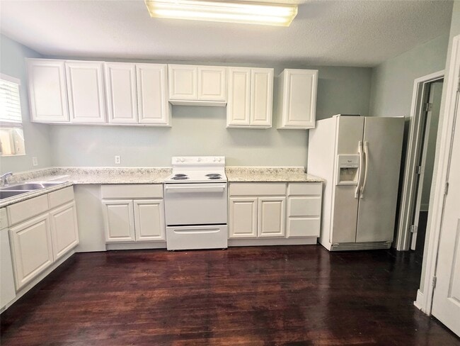 Building Photo - 1552 Lombardy St