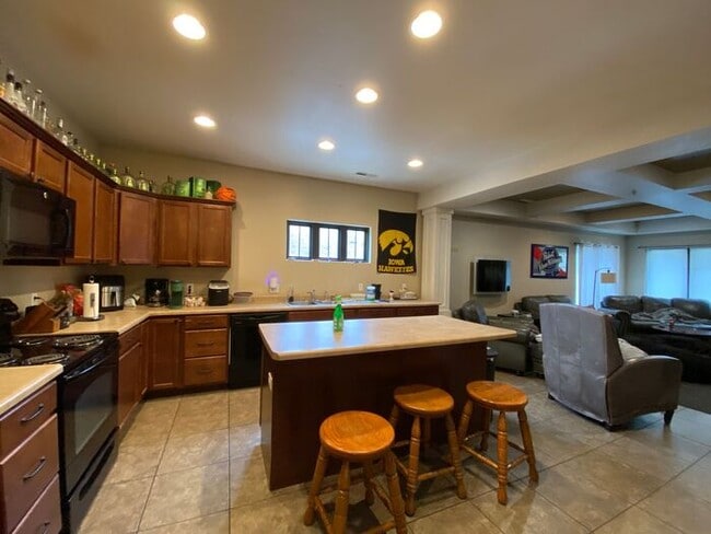 Building Photo - $4,400 | 5 Bedroom, 3 Bathroom Condo | NO ...