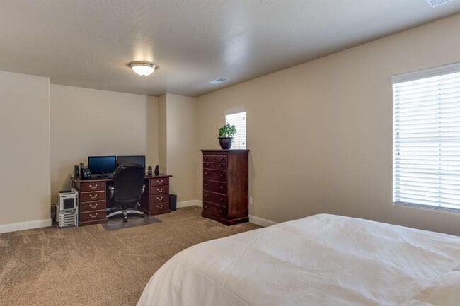 Building Photo - Spacious 3 Bedroom Home