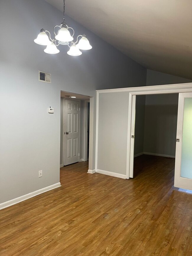 Building Photo - 1BR/1 BA/1 Bonus Room with balcony in Stad...