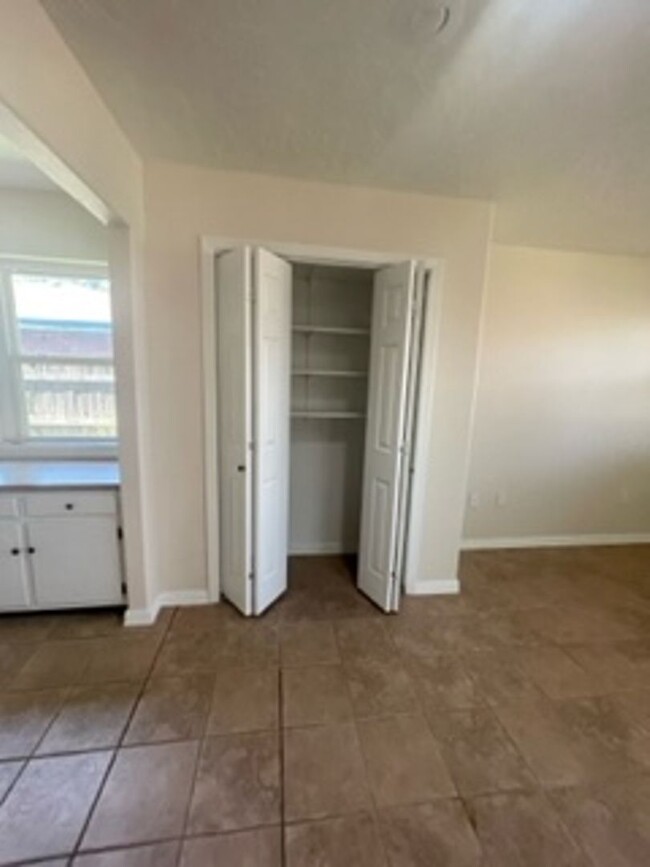 Building Photo - Beautiful 3 Bed Home! Zia School District!