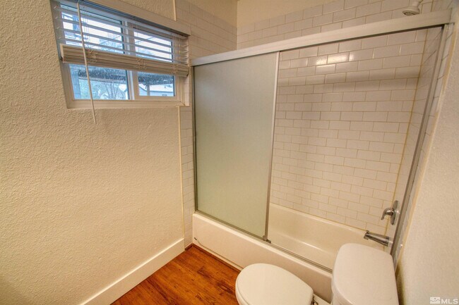 Building Photo - 550 W 10th St