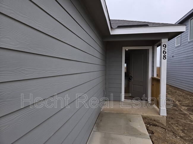 Building Photo - 968 Creek