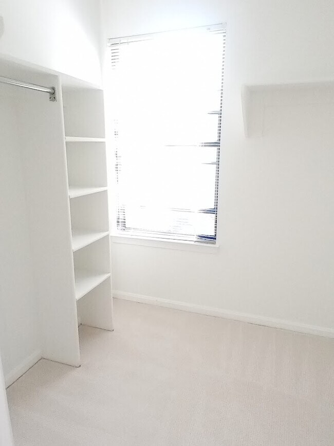 Building Photo - 7670 Southern Oak Dr