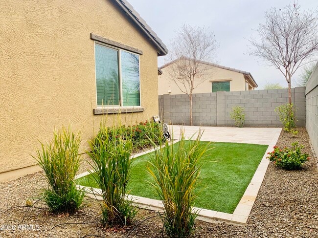 Building Photo - 9233 W Dreyfus Dr