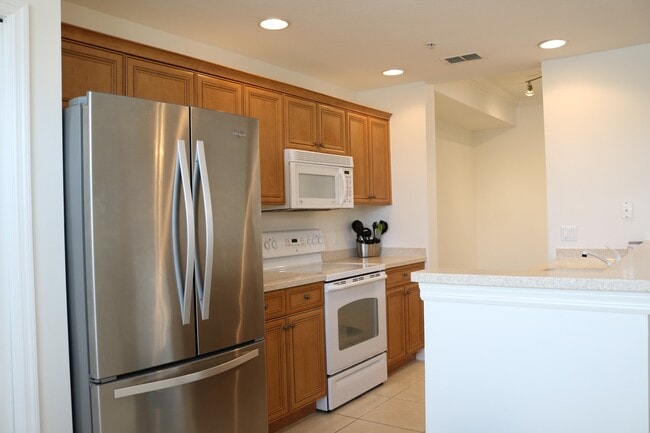 Building Photo - 2 bed/2 bath Condo in Popular Osprey Cove! Lake Views!!