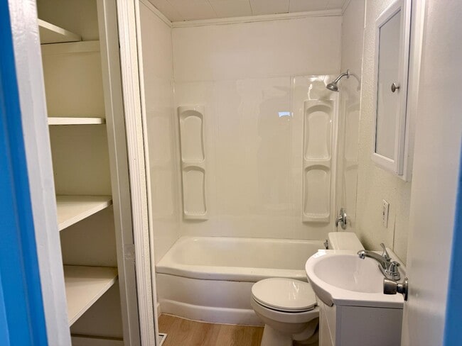 Building Photo - 602 Meadowlawn Dr