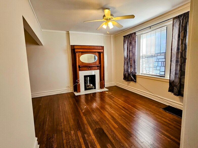 Living Room - 6942 S Dante Ave