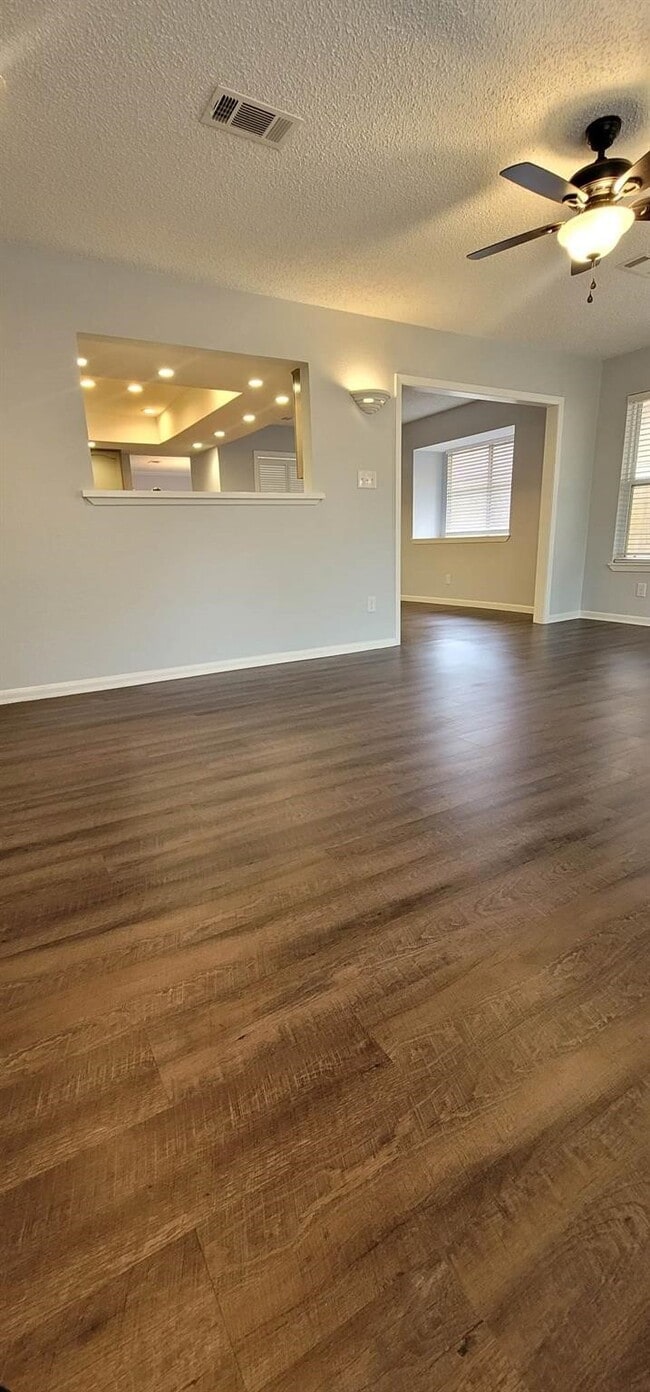 Building Photo - 9614 Charter Ridge Dr