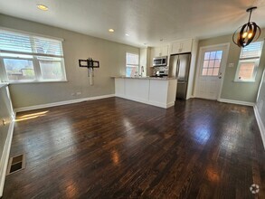 Building Photo - Heart of the City 1949 Charmer 2 Bed 1 Bat...