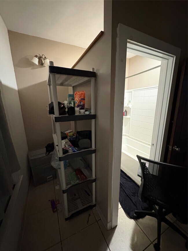 Building Photo - 121 Oak St