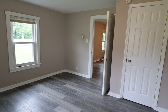 Building Photo - 549 S Gum St
